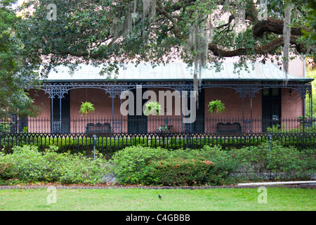 General Sherman Hauptquartier, das Grün aber Herrenhaus im Madison Square, Savannah, Georgia Stockfoto