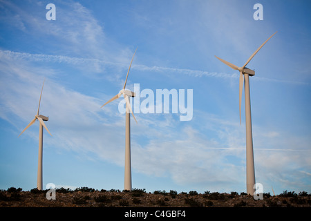 Windkraftanlagen an der San Gorgonio Pass Wind Farm außerhalb von Palm Springs, CA. Stockfoto