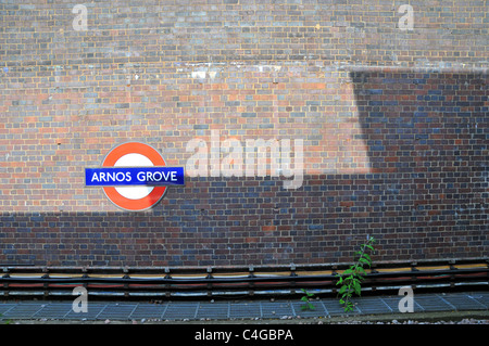 Arnos Grove Londoner u-Bahn-Station Rohr Wand Logo Schatten Stockfoto