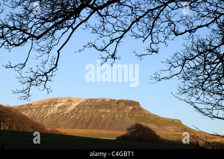 Ein Blick auf die Gipfel von Pen-y-Gent, eines der drei Zinnen, ein Berg in den Yorkshire Dales National park Stockfoto