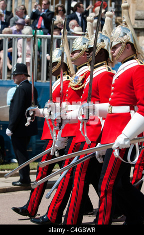 Soldaten marschieren in einer Prozession vor der Königin, die Reihenfolge der Strumpfband-Service im St. Georges Chapel In Windsor zu besuchen Stockfoto