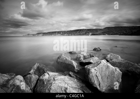 Felsen der Meer Verteidigung Runswick Bay, einem Fischerdorf an der Küste von North Yorkshire Stockfoto