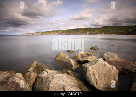 Felsen der Meer Verteidigung Runswick Bay, einem Fischerdorf an der Küste von North Yorkshire Stockfoto