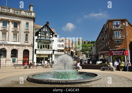 Marktplatz mit Dover Castle im Hintergrund, Dover, Kent, England, Vereinigtes Königreich Stockfoto