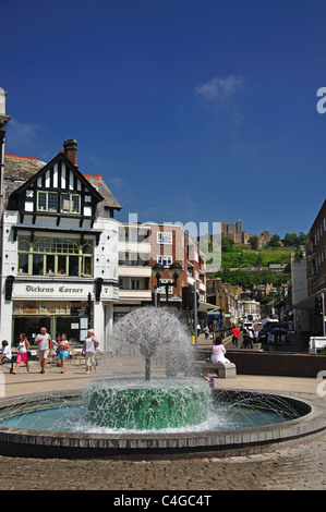 Marktplatz mit Dover Castle im Hintergrund, Dover, Kent, England, Vereinigtes Königreich Stockfoto