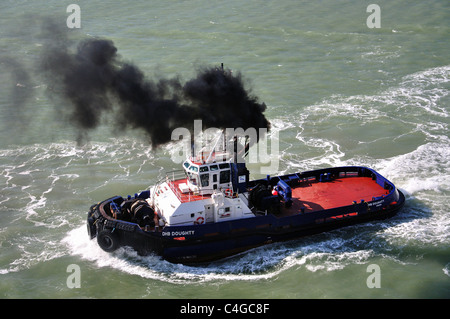 Schlepper eskortieren Kreuzfahrtschiff MS Eurodam aus Port, Dover, Kent, England, Vereinigtes Königreich Stockfoto