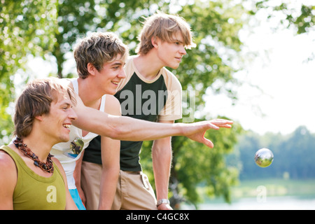 Gruppe junger Männer spielen Boule in einem Park im Freien im Sommer Stockfoto