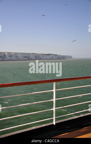 Die White Cliffs of Dover vom Deck der MS Eurodam, Dover, Kent, England, Vereinigtes Königreich Stockfoto