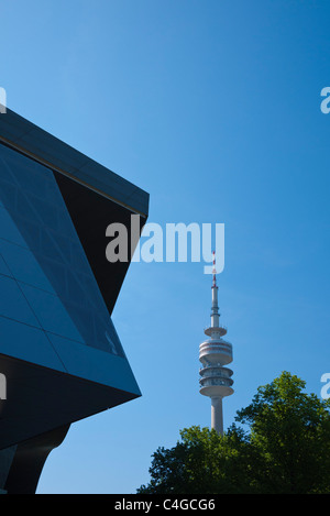 Ein Detail der Olympiaturm, Olympiaturm und ein Teil der BWM Welt (Welt) Gebäude in München, Deutschland. Stockfoto