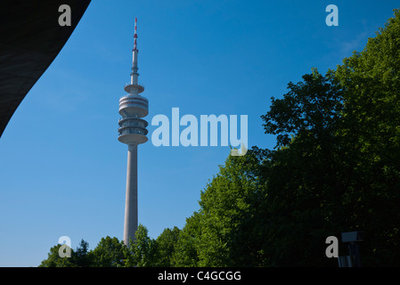 Ein Detail der Olympiaturm, Olympiaturm und ein Teil der BWM Welt (Welt) Gebäude in München, Deutschland. Stockfoto