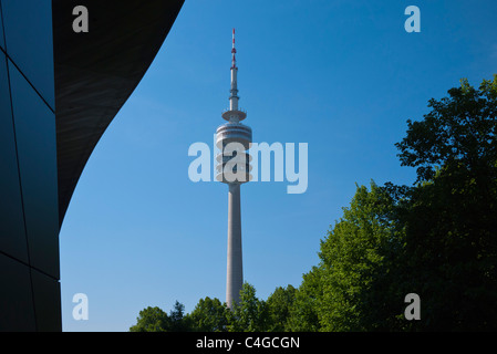 Ein Detail der Olympiaturm, Olympiaturm und ein Teil der BWM Welt (Welt) Gebäude in München, Deutschland. Stockfoto