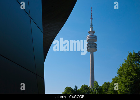 Ein Detail der Olympiaturm, Olympiaturm und ein Teil der BWM Welt (Welt) Gebäude in München, Deutschland. Stockfoto