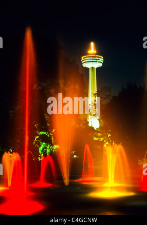 Skylon Tower beleuchtet in der Nacht mit beleuchteten Springbrunnen im Vordergrund in Niagara Falls Ontario Kanada Stockfoto