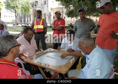 Santo Domingo Dominikanische Republik, Ciudad Colonia Zona Colonial, Calle el Conde Peatonal, Parque Colon, Columbus Plaza, Park, Freizeit, Dominos, Dominos, Kacheln Stockfoto