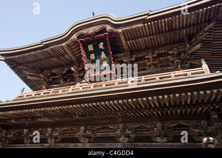 Detail der oberen Teil des Sanmon (Haupttor) in Kencho-Ji-Tempel in Kamakura, das älteste Zen-Training-Kloster in Japan. Stockfoto