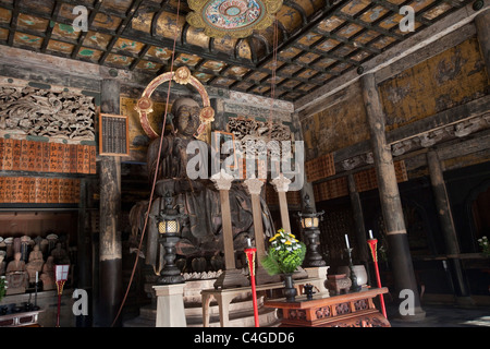 Hölzerne Buddha-Statue in Kencho-Ji Tempel, ersten Platz der fünf großen Zen-Tempel, Kamakura, Japan, Asien. Stockfoto