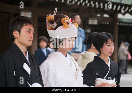 Braut, Bräutigam und andere Hochzeit Partei Mitglieder am Meiji-Jingu Schrein, Shibuya, Tokyo, Japan, Asien. Stockfoto