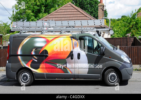 Sky-TV fernsehen Antenne Installateur van & Dachgepäckträger Leiter in Wohnstraße mit bunten Grafik Design an der Seite England UK geparkt Stockfoto