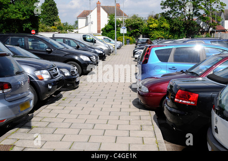 Basildon Rat betrieben Pay & Display Käufer Parkplatz hinter Billericay Essex shopping High Street Autos in Parkplätze neben dem Pfad England Großbritannien Stockfoto