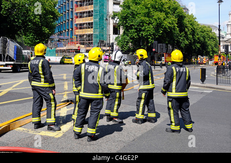 Zusätzliche Einsatzfeuerwehr-Besatzung, die bereit war, bei einem Großbrand in Aldwych, London, England, Großbritannien, zu helfen Stockfoto
