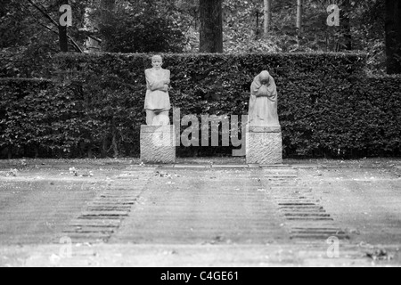 German World War One Krieg Friedhof der Vladslo in der Nähe von Ploegsteert in Belgien und seine Statuen einer trauernden Mutter und Vater Stockfoto