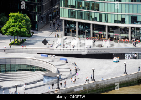 Luftaufnahme von More London Flussufer Schaufel Amphitheater bei neu Büroentwicklung an der Themse mit Brunnen Southwark London England VEREINIGTES KÖNIGREICH Stockfoto