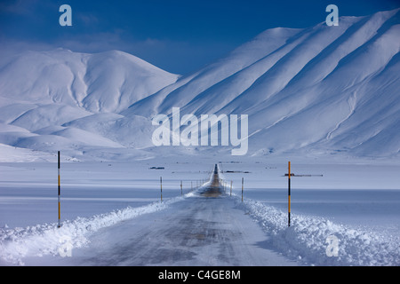 die Straße über den Piano Grande im Winter, Nationalpark Monti Sibillini, Umbrien, Italien Stockfoto