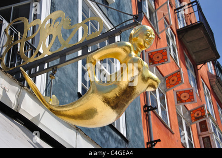 Goldene Meerjungfrau Schild am Gebäude am Nyhavn Kanal, Kopenhagen (Kobenhavn), Königreich Dänemark Stockfoto