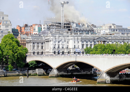 Städtische Landschaft London Skyline bau Baustelle Marconi Haus Dach in Brand bei der Konvertierung arbeiten über Somerset House & Waterloo Bridge GROSSBRITANNIEN Stockfoto