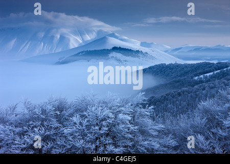 Schnee und Eis auf dem Piano Grande im Winter mit Monte Vettore hinaus Nationalpark Monti Sibillini, Umbrien, Italien Stockfoto