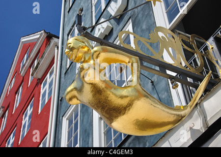 Goldene Meerjungfrau Schild am Gebäude am Wasser, Nyhavn Kanal, Kopenhagen (Kobenhavn), Königreich Dänemark Stockfoto