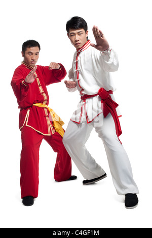 Zwei Männer, die Kampfkünste in traditionelle chinesische Kleidung Stockfoto