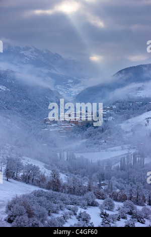 Winter in der Valnerina mit Preci im Schnee, Umbrien, Italien Stockfoto