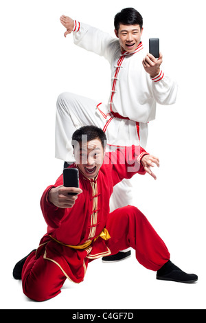 Männer tun, Martial Arts und am Handy suchen Stockfoto