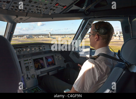 Pilot bei Kontrollen ein Passagierflugzeug Airbus A320 Stockfoto