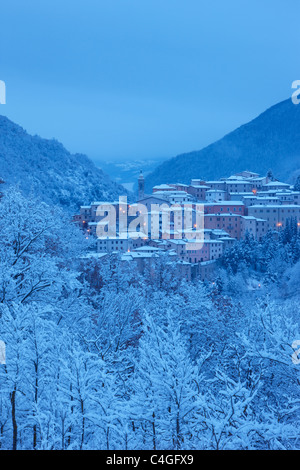 PRECI im Morgengrauen in Winter, Valnerina, Nationalpark Monti Sibillini, Umbrien, Italien Stockfoto