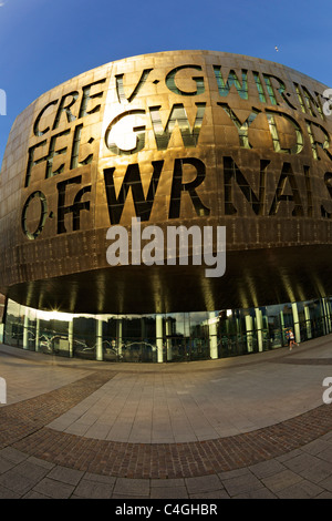 Außenseite des Wales Millennium Centre Cardiff Bay, mit Gedichten von Gwyneth Lewis auf Kupferfassade, South Glamorgan, Wales, Cymru Stockfoto