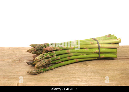 Eine Reihe von Spargel auf rustikalen Holz Stockfoto