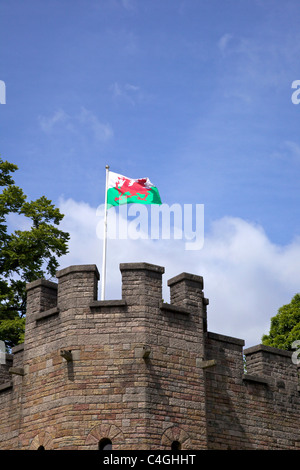 Flagge von Wales über Cardiff Castle, South Glamorgan Wales Cymru UK GB britischen Inseln fliegen Stockfoto