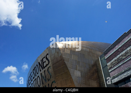 Wales Millennium Centre Cardiff Bay Wales UK mit Poesie von Gwyneth Lewis in der Fassade Stockfoto