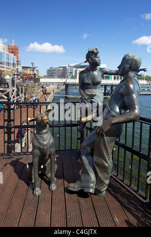 Leute wie uns Bronzeskulptur von John Clinch auf Mermaid Quay, Cardiff Bay, Frühlingssonne, Cardiff, South Glamorgan UK GB Stockfoto