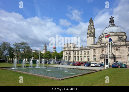 Brunnen vor Cardiff City Hall Uhrturm Cardiff City centre Wales UK Stockfoto