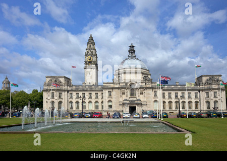 Brunnen vor Cardiff City Hall Uhrturm Cardiff City centre Wales Cymru UK Stockfoto