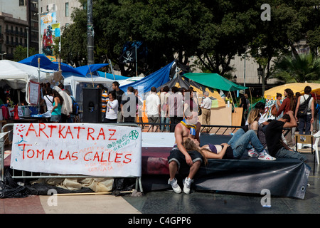 Menschen genießen die Nachmittagssonne auf dem regierungsfeindliche Protest-Camp am Placa de Catalunya, Barcelona, Spanien Stockfoto