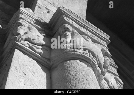 Romanische Hauptstadt in der zerstörten Basilika Santa Giulia Stockfoto