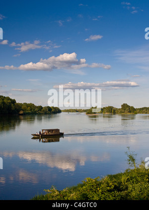 Motor Holzboot auf dem Fluss Loire in Candes St Martin, Loiretal, Frankreich Stockfoto