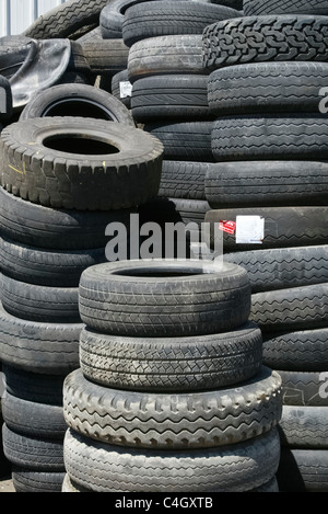 Haufen gestapelte Autoreifen Stockfoto