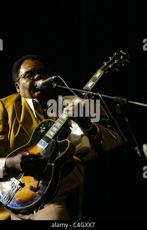 Blues-Sänger und Gitarrist die Roscoe Chenier Bluesband live auf der Bühne Stockfoto