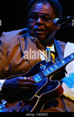 Blues-Sänger und Gitarrist die Roscoe Chenier Bluesband live auf der Bühne Stockfoto