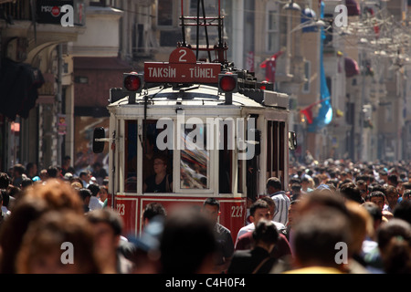 Alte Straßenbahn auf der Istiklal Caddesi Street in Istanbul, Türkei Stockfoto